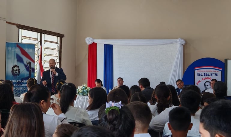 El juez de Carapeguá, Hilario Bustos, disertó durante la jornada.