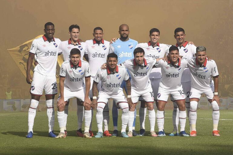 Los jugadores de Nacional posan en la previa del partido frente a Peñarol en el estadio Campeón del Siglo en Montevideo, Uruguay.