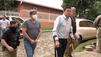 Carlos Oleñik Memmel (izquierda, con bigotes), Adrián Rolando Brizuela (con tapabocas) y Alfredo Duarte Montiel llegan a la Dirección General de Investigación Criminal de la Policía Nacional.