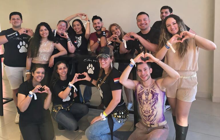 Los fans más amorosos. Miembros del Shakiverso en el estadio La Nueva Olla.
