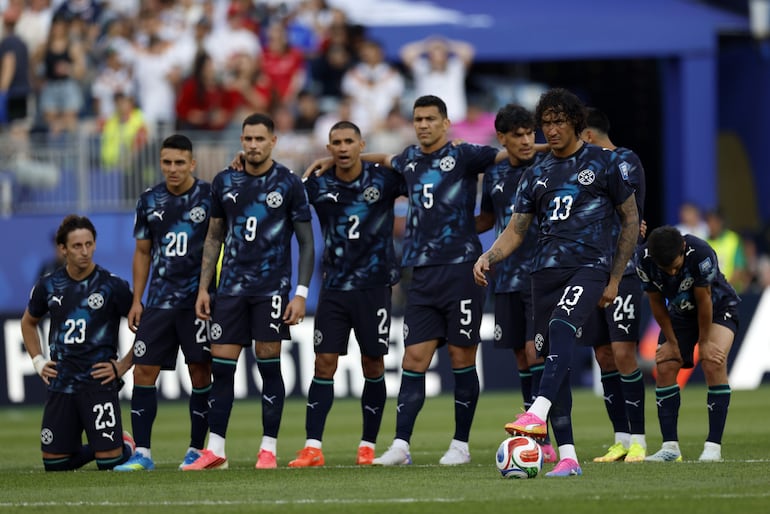 José Canale de Paraguay (der.) y sus compañeros de equipo siguen la tanda de penaltis del partido de dieciseisavos de final de la Copa Mundial de la FIFA 2026 entre Alemania y Paraguay, en Boston, Massachusetts, EE.UU.