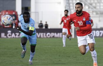 El delantero de Egipto, Mohamed Salah, lucha por el balón con el defensa de Yibuti, Idriss Houmed Bilha, durante el partido de fútbol de clasificación africana para la Copa Mundial de la FIFA 2026 entre Yibuti y Egipto en el Estadio Larbi Zaouli en Casablanca
