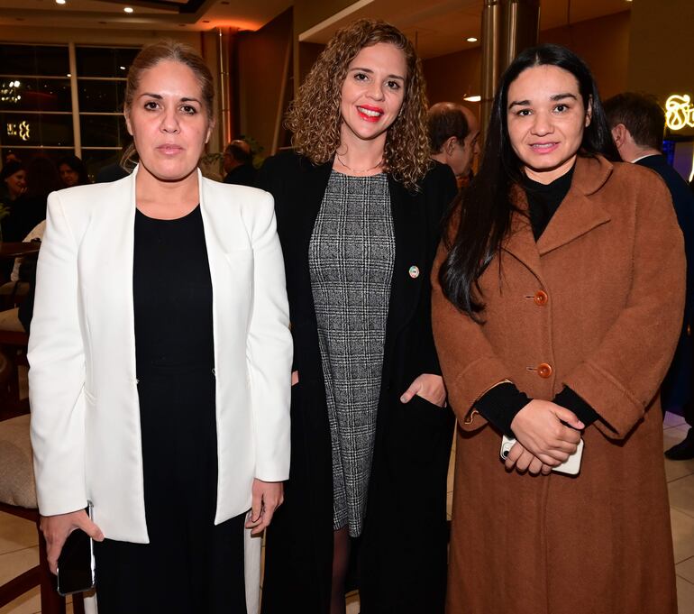 Alicia Arza, María Leguizamón y Mercedes Rasmussen.