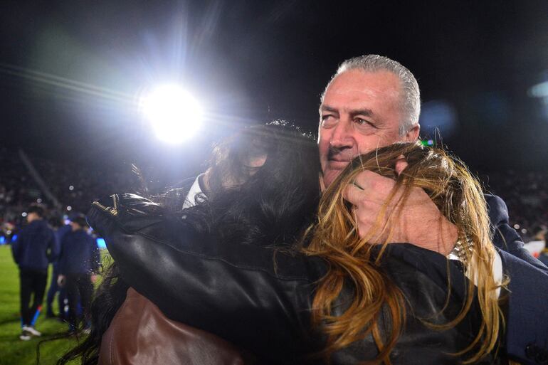 Gustavo Alfaro celebrando con su esposa Daniela Pignolo y su hija Josefina Alfaro el pase de la Albirroja al Mundial 2026. (DANIEL DUARTE / AFP)