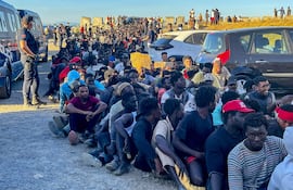 Los migrantes que se han quedado en Ceuta viven en las calles y de la caridad