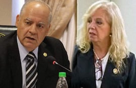 Luis María Benítez Riera con chaqueta oscura y camisa clara, hablando seriamente, mientras María Verónica Sienra, vestida de oscuro, escucha atentamente.