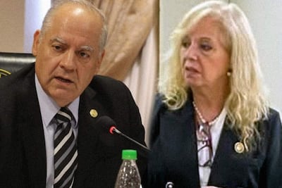 Luis María Benítez Riera con chaqueta oscura y camisa clara, hablando seriamente, mientras María Verónica Sienra, vestida de oscuro, escucha atentamente.