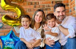 El cumpleañero Bauti con sus papis Maga Páez y Patricio Escobar, y su hermanito Balta.