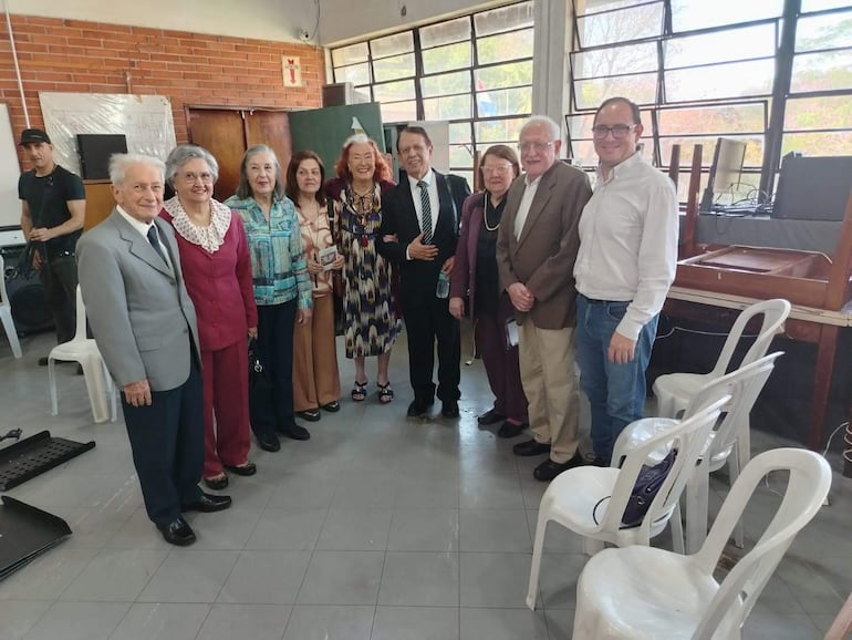 Hijos, otros familiares y el director de la Orquesta de la Cámara Municipal de Asunción (OCMA), que dio el toque artístico al homenaje al profesor Santiago Sánchez Gadea.