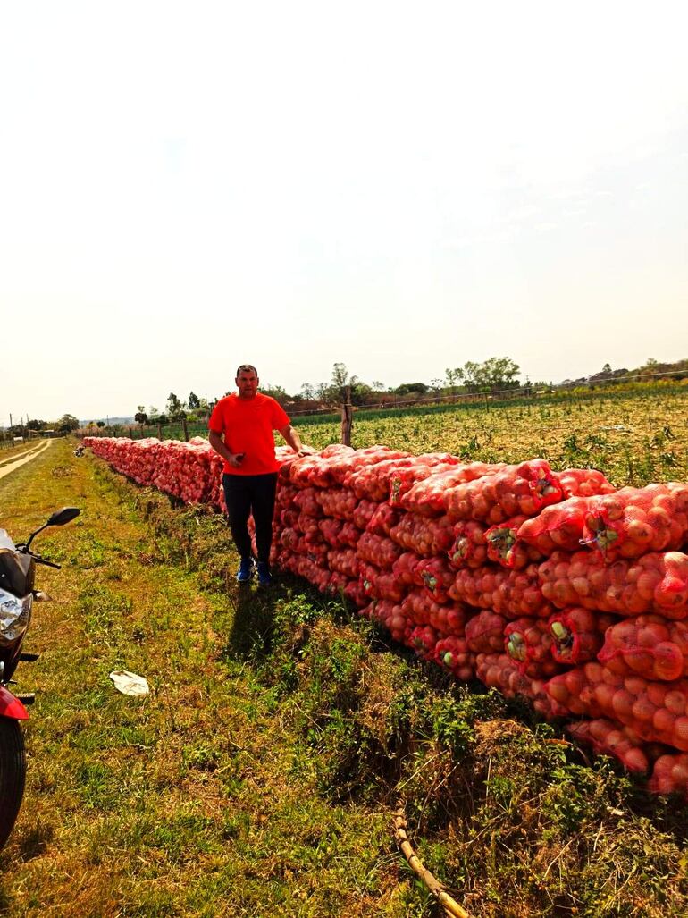 El productor Rodrigo Silveira asegura que, desde hace más de una semana, no ingresan compradores de cebolla a las fincas.