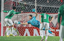 El paraguayo Juan Espínola, arquero de Barracas, desvía un penal en el partido frente a Audax Italiano por la tercera fecha de la fase de grupos de la Copa Sudamericana 2026 en el estadio Florencio Solá, en Buenos Aires, Argentina.