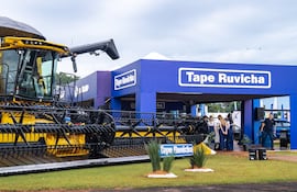 La nueva cosechadora New Holland CR7.90 fue presentada por Tape Ruvicha en la Feria Innovar 2026.