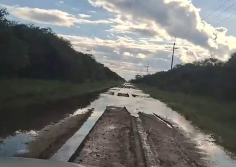 Camino rural anegado por agua, por falta de reparaciòn.