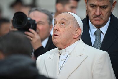 El Papa Francisco mira la estatua de la Virgen María cerca de la Piazza di Spagna en el centro de Roma, para la Solemnidad de la Inmaculada Concepción, el 8 de diciembre de 2023.