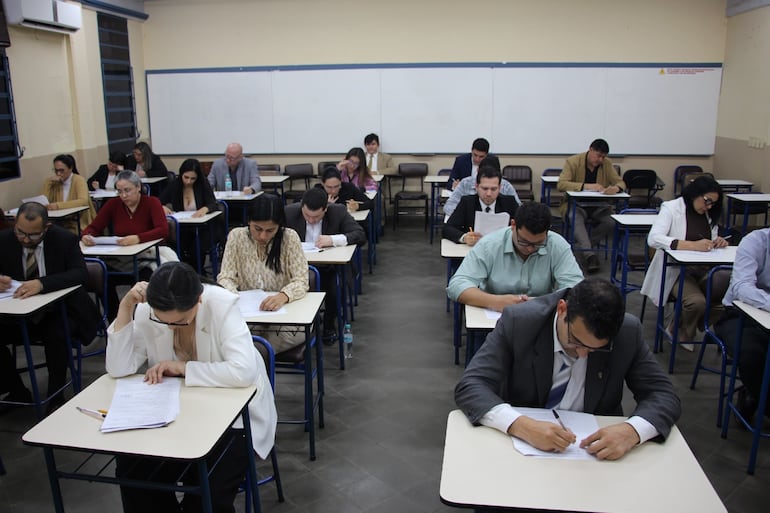 Abogados que se presentaron a los exámenes de conocimientos generales en la Escuela Judicial, del Consejo de la Magistratura.