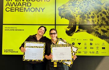 Gabriela Sabaté y Paz Encina posan con los reconocimientos obtenidos en el Locarno Open Doors, en Suiza.