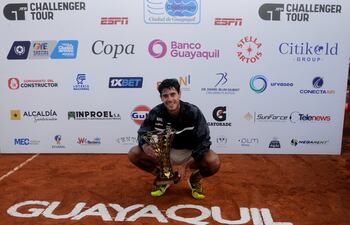 El paraguayo Adolfo Daniel Vallejo Álvarez (28/4/2004) sostiene el trofeo de campeón del torneo Challenger ATP Tour de Guayaquil al imponerse ayer en la final al peruano Juan Pablo Varillas. Dani sumó su tercer título profesional.