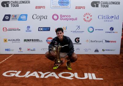 El paraguayo Adolfo Daniel Vallejo Álvarez (28/4/2004) sostiene el trofeo de campeón del torneo Challenger ATP Tour de Guayaquil al imponerse ayer en la final al peruano Juan Pablo Varillas. Dani sumó su tercer título profesional.