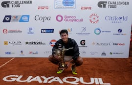 El paraguayo Adolfo Daniel Vallejo Álvarez (28/4/2004) sostiene el trofeo de campeón del torneo Challenger ATP Tour de Guayaquil al imponerse ayer en la final al peruano Juan Pablo Varillas. Dani sumó su tercer título profesional.