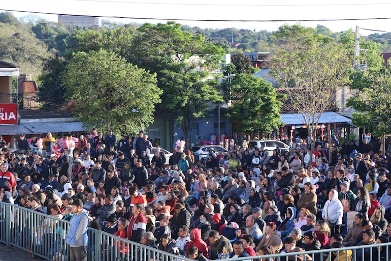 Como cada domingo la explanada de la basílica de Caacupé estuvo repleta de fieles.