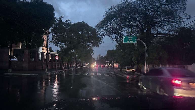 Asunción se encuentra a oscuras, con la única excepción de algunos edificios que cuentan con generador de emergencia.