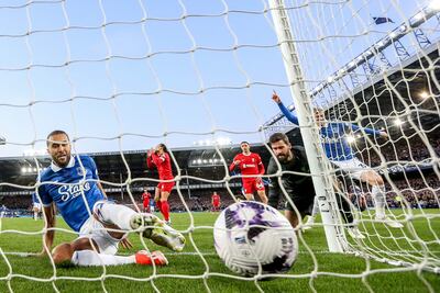 Liverpool (United Kingdom), 24/04/2024.- Jarrad Branthwaite of Everton (R) scores against goalkeeper Alisson Becker of Liverpool (2-R) during the English Premier League soccer match of Everton FC against Liverpool FC, in Liverpool, Britain, 24 April 2024. (Reino Unido) EFE/EPA/ADAM VAUGHAN EDITORIAL USE ONLY. No use with unauthorized audio, video, data, fixture lists, club/league logos, 'live' services or NFTs. Online in-match use limited to 120 images, no video emulation. No use in betting, games or single club/league/player publications.
