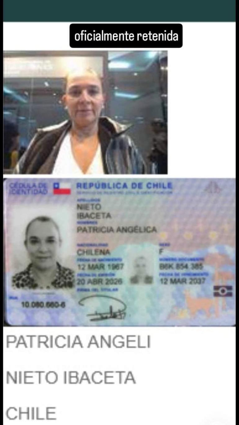 Mujer de cabello corto y piel clara con chaqueta negra, expresión neutral, sostiene cédula de identidad chilena en entorno de oficina.