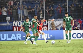 El delantero de Cerro Porteño, Pablo Vegetti intenta conservar la posesión del esférico ante el mediocampista de Palmeiras, Marlon Rodrigues de Freitas.