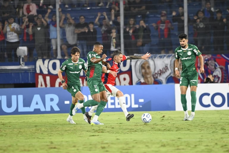 El delantero de Cerro Porteño, Pablo Vegetti intenta conservar la posesión del esférico ante el mediocampista de Palmeiras, Marlon Rodrigues de Freitas.