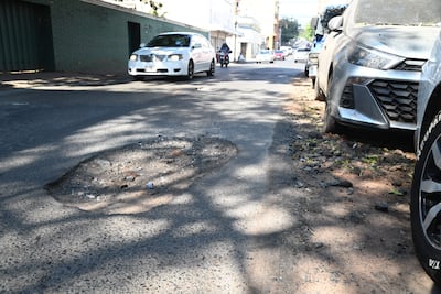 Baches como el de Azara, entre Estados Unidos y Tacuarí, no se arreglan por la falta de recursos.