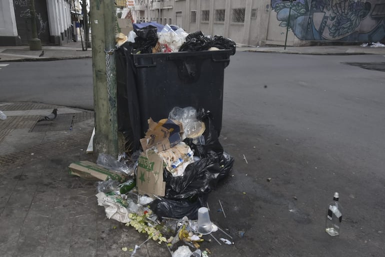 Los contenedores plásticos se encontraban completamente llenos de basura.