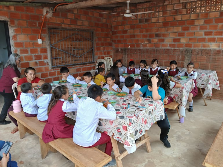 Niños recibiendo el almuerzo en la Escuela Básica N° 6596 San Cosme y Damian.