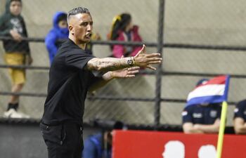 Lucas Ramón Barrios Cáceres (40 años), entrenador de Sportivo Luqueño.