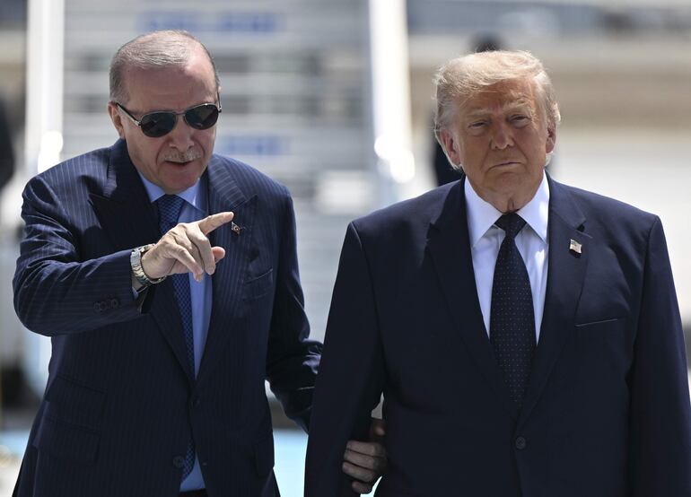 El presidente de Turquía, Recep Tayyip Erdogan, recibe al mandatario estadounidense, Donald Trump (d).