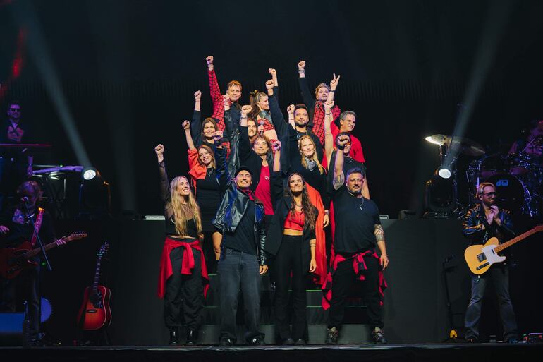 En el show del Movistar Arena de Buenos Aires, los integrantes de Erreway compartieron el show con otros miembros del elenco de la serie.