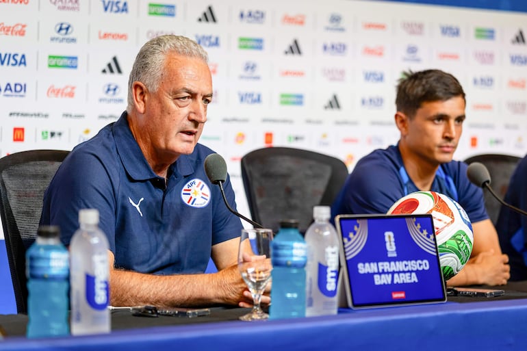 El seleccionador de Paraguay, Gustavo Alfaro (i), y Andrés Cubas asisten a una rueda de prensa en el estadio Levi´s este miércoles, en Santa Clara, California (Estados Unidos). 