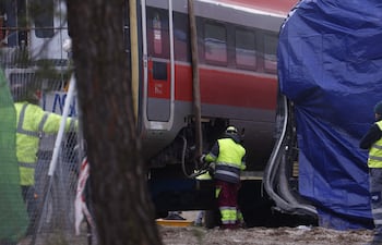Imágenes captadas este sábado, de los trabajos de retirada de las vías de los vagones del Iryo, este sábado en Adamuz (Córdoba).