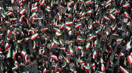 Iraníes se congregan durante las protestas contra Estados Unidos e Israel en Teherán, Irán, este sábado.