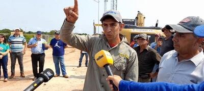 Pobladores de los barrios Yataity, Medina y Valle Apu´a exigen la apertura de las compuertas de las estación de control sobre el arroyo Ñeembucú, de lo contrario advierten que ellos la harán con palas.