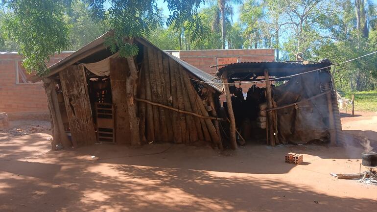 Después del último temporal, parte del techo de la casita de coco se vino abajo, agravando aún más la extrema precariedad en la que viven los hijos y nietos de don Servín.