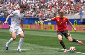 Kevin De Bruyne (derecha) de Bélgica intenta superar la marca de Saeid Ezatolahi de Irán durante el partido que se disputó en Los Ángeles.