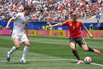 Kevin De Bruyne (derecha) de Bélgica intenta superar la marca de Saeid Ezatolahi de Irán durante el partido que se disputó en Los Ángeles.