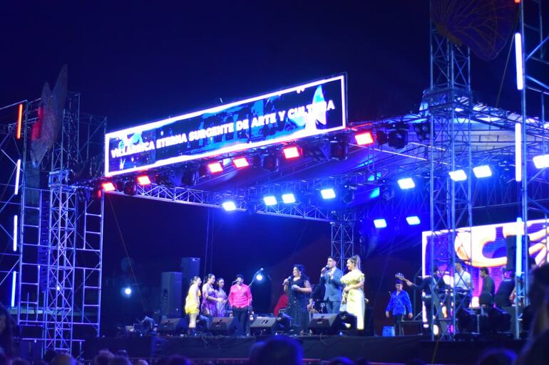 Una gran variedad de artistas se presentaron en el escenario del Festival de la Raza.