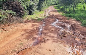 Caminos vecinales de la comunidad de Ysypo en muy mal estado con pozos, agua estancada y barro debido a las fuertes lluvias recientes.