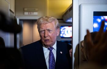 Donald Trump, presidente de Estados Unidos, desde el avión presidencial.