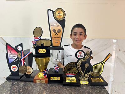 Alex Santiago Recalde, campeón invicto, exhibe sus trofeos.