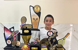 Alex Santiago Recalde, campeón invicto, exhibe sus trofeos.