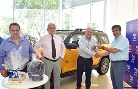 Julián Brítez, Víctor Servín, Ricardo Echezarreta y Pablo Pappalardo en la entrega de la  Bronco Sport Wildtrak 4x4.