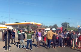 La imagen corresponde a una de las manifestaciones realizadas por comunidades indígenas en el cruce Guaicá, de Santaní, sobre la ruta PY03. Archivo.