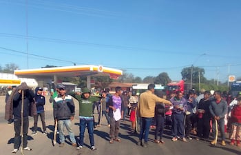 La imagen corresponde a una de las manifestaciones realizadas por comunidades indígenas en el cruce Guaicá, de Santaní, sobre la ruta PY03. Archivo.